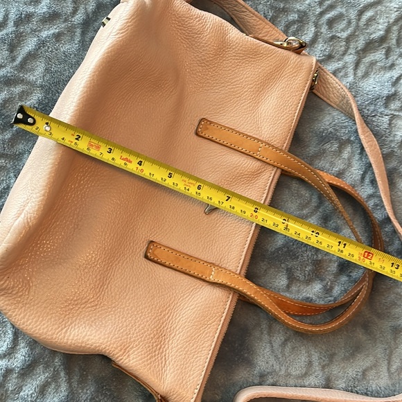 Gorgeous genuine leather Roots bag in light dusty pink - Picture 6 of 10